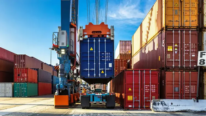 A shipping container is transferred onto a chassis for pickup by a drayage carrier before terminal free time expires, helping reduce the risk of demurrage charges.